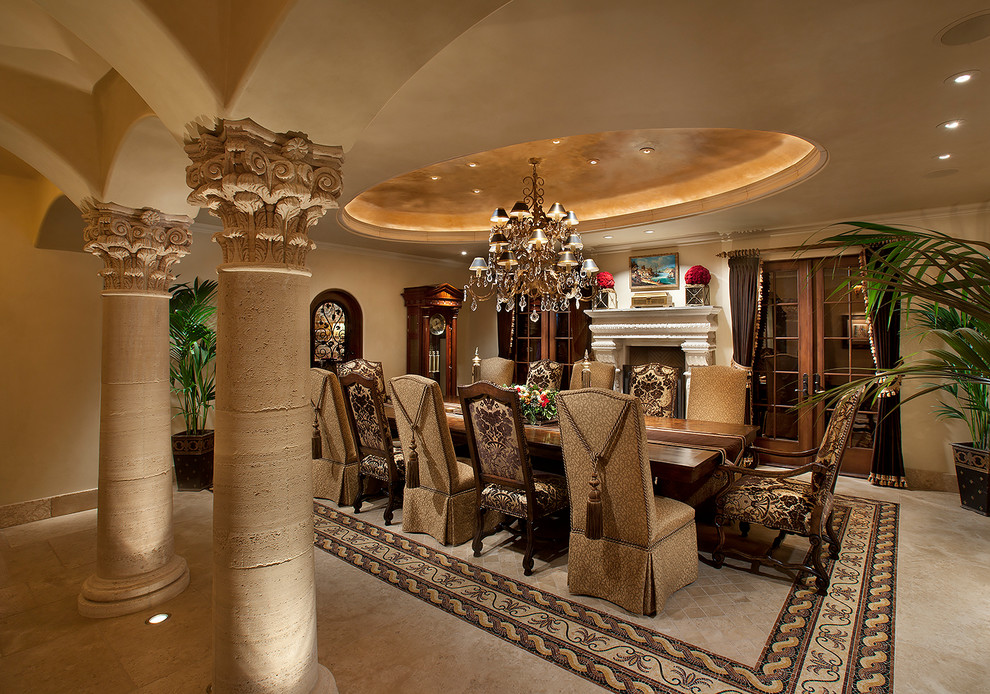 Foto di una sala da pranzo mediterranea chiusa con pareti beige, pavimento in marmo e camino classico
