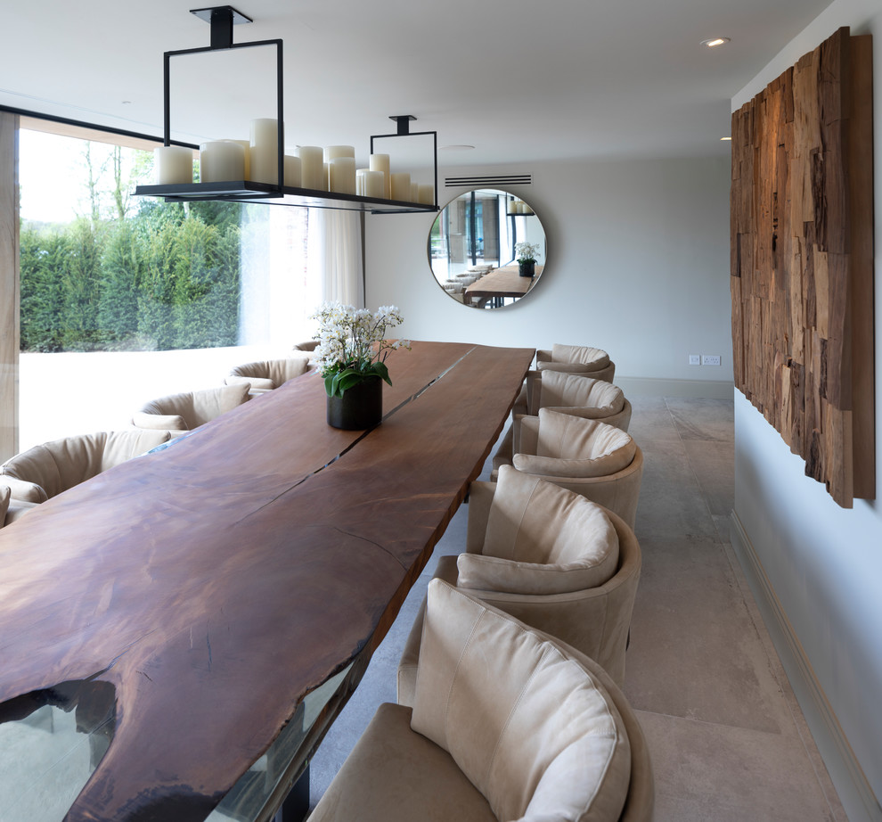 Cette photo montre une grande salle à manger ouverte sur le salon tendance avec un mur blanc, un sol en carrelage de céramique, un poêle à bois, un manteau de cheminée en plâtre et un sol blanc.
