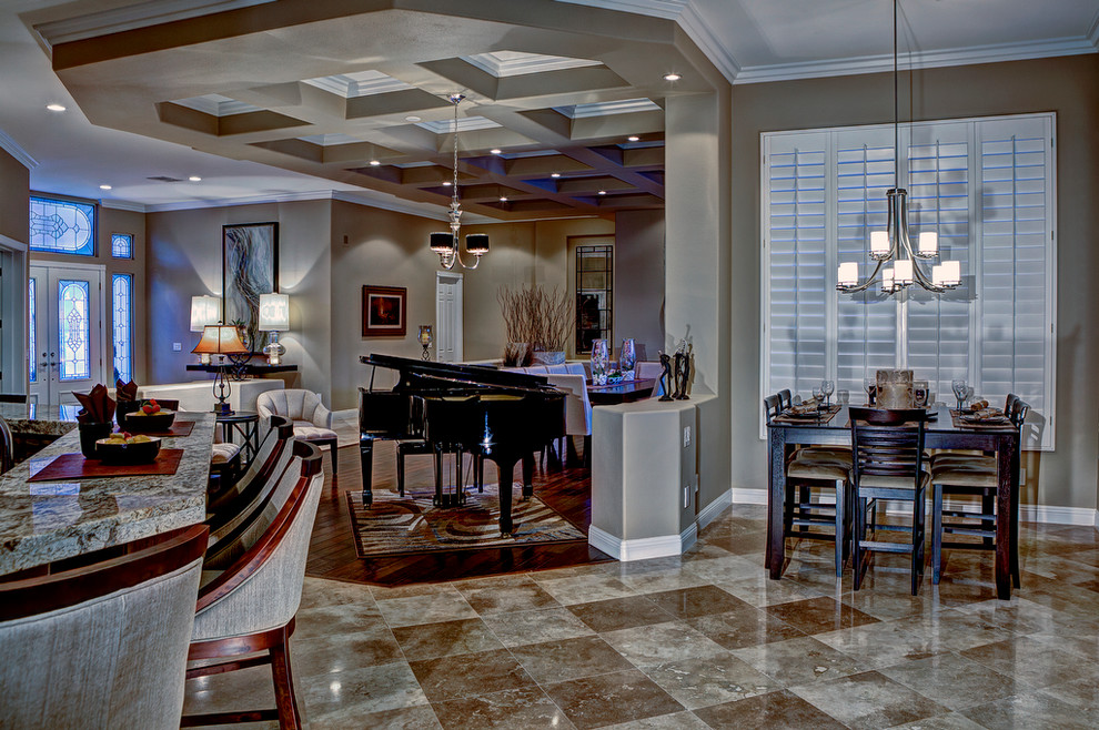 Immagine di una sala da pranzo aperta verso la cucina design di medie dimensioni con pareti beige e pavimento in legno massello medio