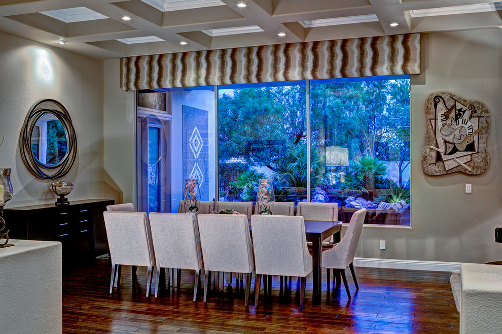 Inspiration pour une salle à manger ouverte sur la cuisine design de taille moyenne avec un mur beige et un sol en bois brun.