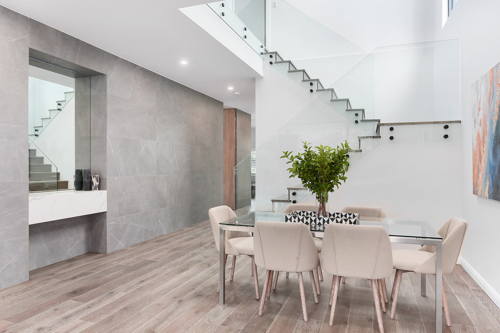 Mittelgroßes Modernes Esszimmer ohne Kamin mit weißer Wandfarbe, hellem Holzboden und beigem Boden in Sydney