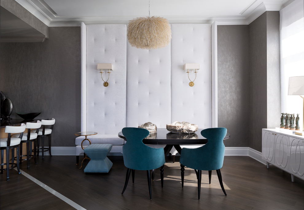 Inspiration pour une salle à manger ouverte sur le salon minimaliste de taille moyenne avec un mur gris et parquet foncé.