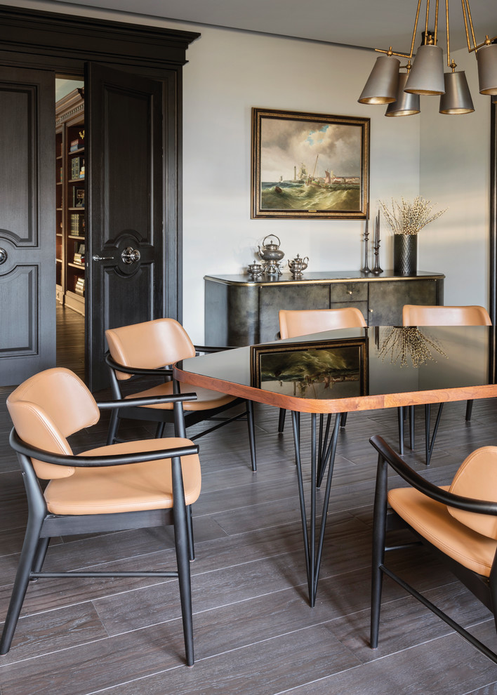Свежая идея для дизайна: отдельная столовая в стиле неоклассика (современная классика) с белыми стенами, темным паркетным полом и коричневым полом - отличное фото интерьера