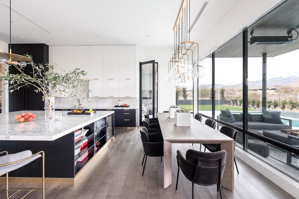 Aménagement d'une salle à manger ouverte sur la cuisine contemporaine avec un mur blanc, parquet foncé, aucune cheminée et un sol bleu.