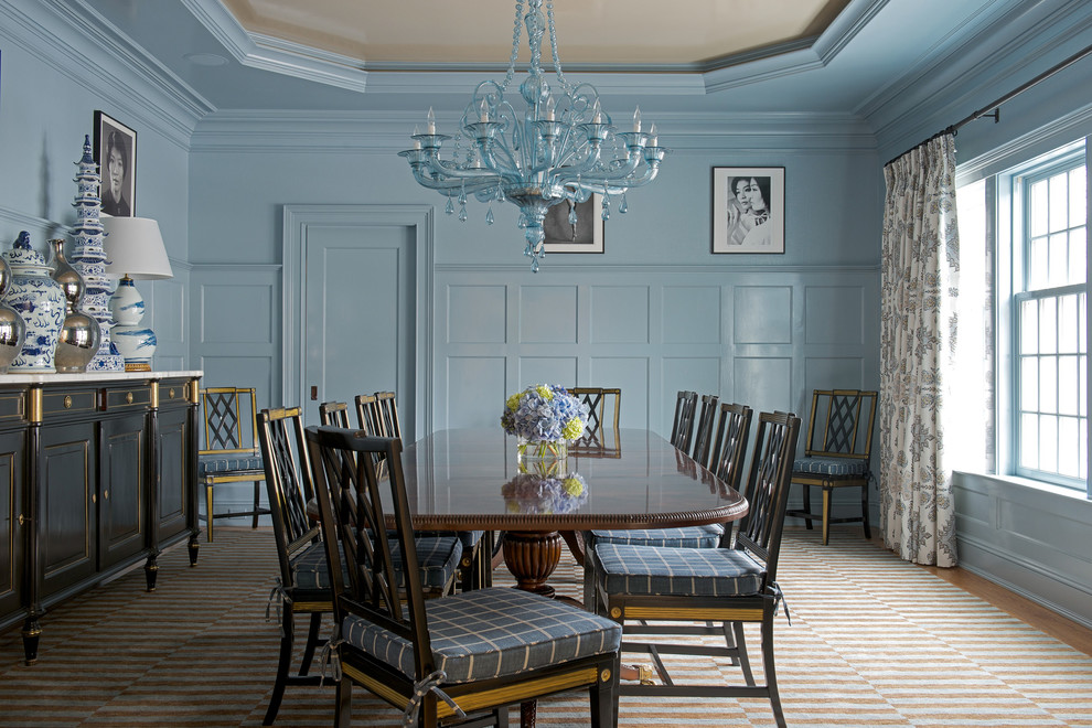 Idee per una grande sala da pranzo vittoriana chiusa con pareti blu, parquet chiaro e nessun camino