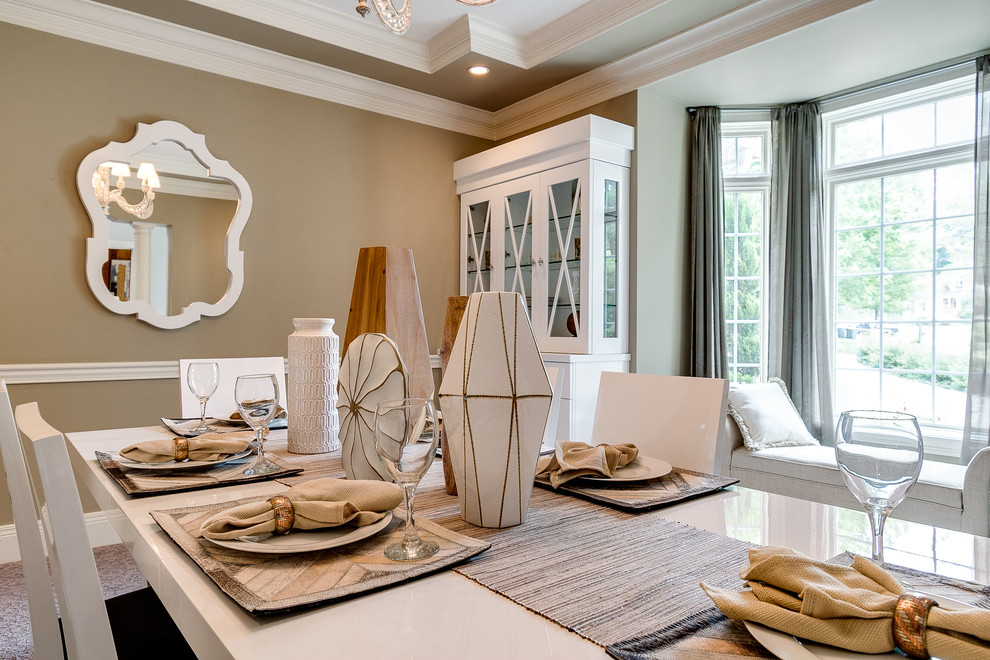 Idee per una sala da pranzo classica chiusa con pareti beige, moquette e pavimento beige