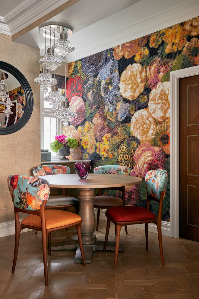Mittelgroßes Stilmix Esszimmer mit braunem Boden, bunten Wänden und braunem Holzboden in London