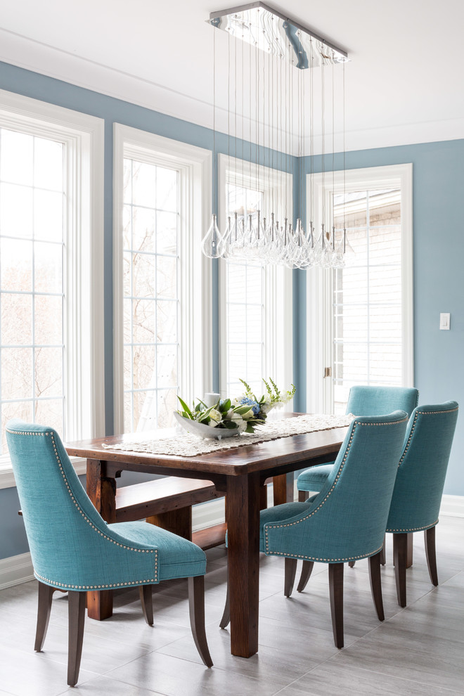 Idee per una sala da pranzo aperta verso la cucina classica di medie dimensioni con pareti blu, pavimento in legno massello medio e nessun camino