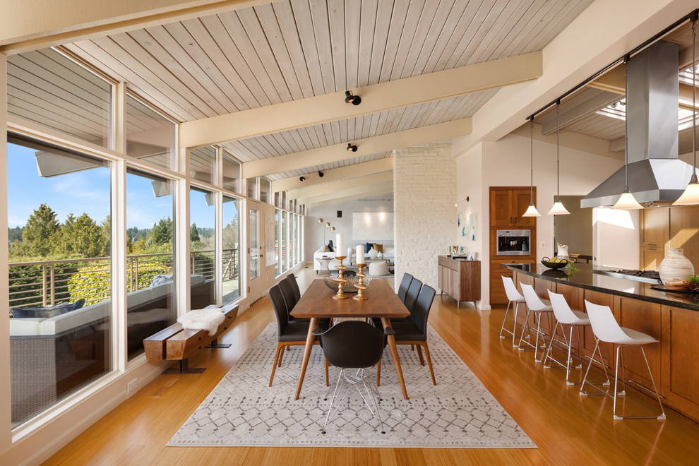 Ispirazione per una grande sala da pranzo moderna con pavimento in legno massello medio, pareti bianche e nessun camino