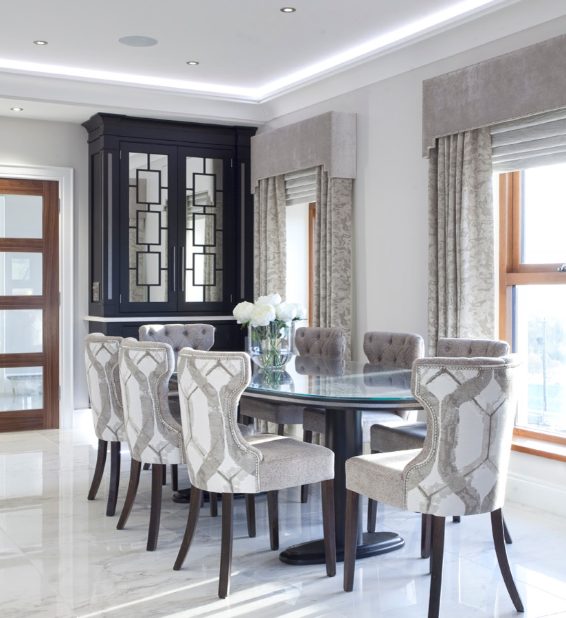 На фото: гостиная-столовая среднего размера в современном стиле с серыми стенами, мраморным полом, двусторонним камином и фасадом камина из штукатурки