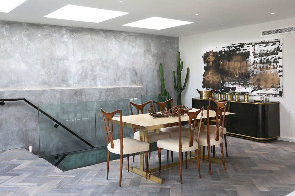 Ejemplo de comedor actual con paredes grises y suelo de madera en tonos medios