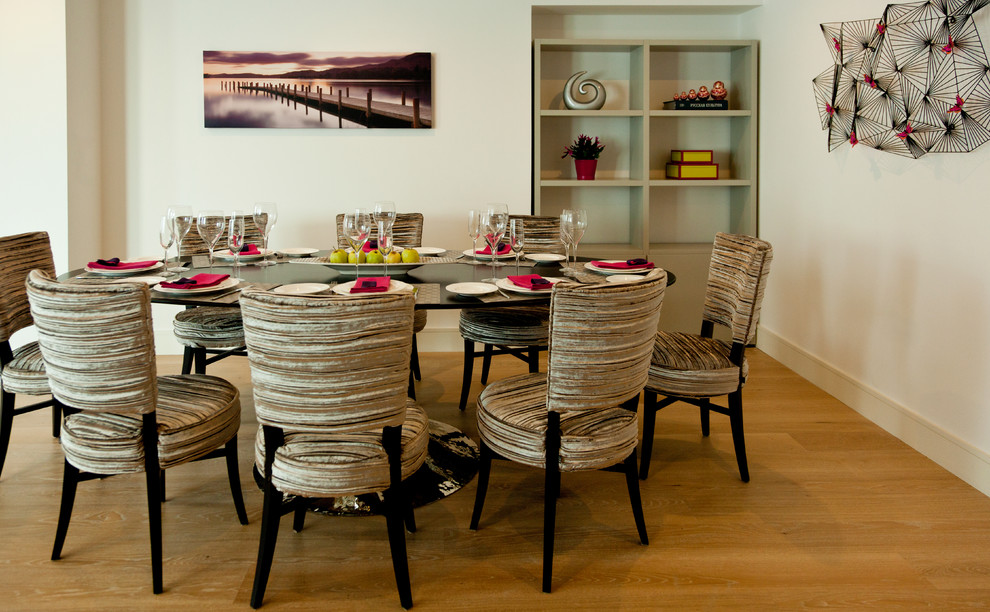 Idée de décoration pour une grande salle à manger ouverte sur le salon minimaliste avec un mur blanc, parquet clair et aucune cheminée.