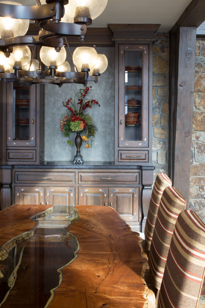 Foto di una sala da pranzo aperta verso il soggiorno tradizionale con pareti marroni, pavimento in pietra calcarea, nessun camino, pavimento bianco e carta da parati