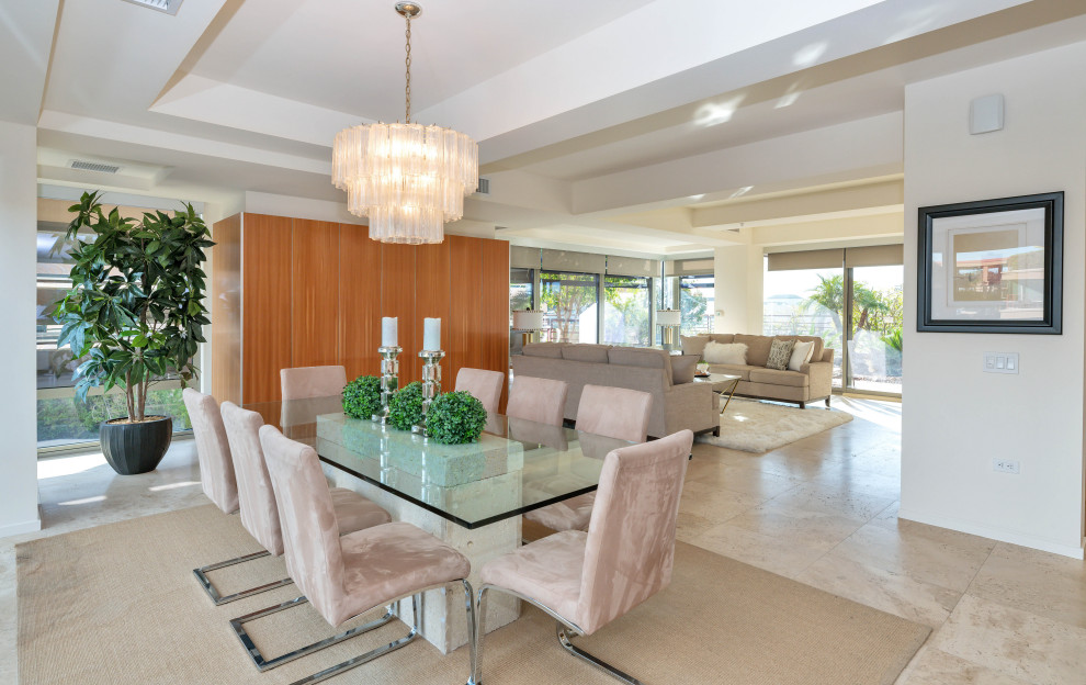 Immagine di una grande sala da pranzo aperta verso il soggiorno contemporanea con pareti beige e pavimento beige