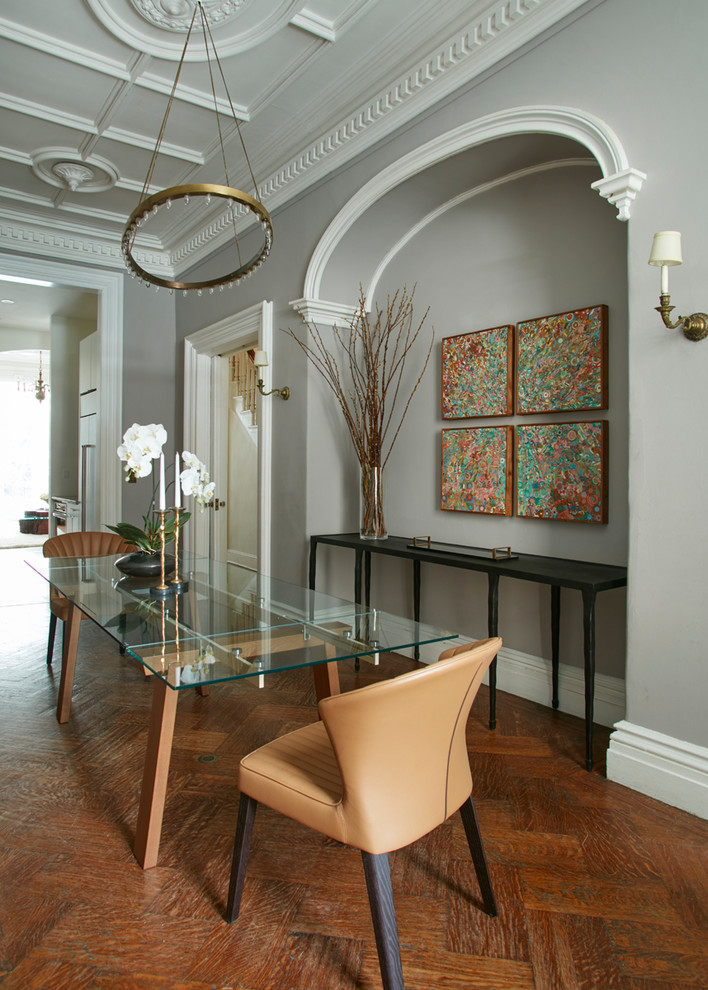 Idée de décoration pour une salle à manger design avec un mur gris, un sol en bois brun et un sol marron.