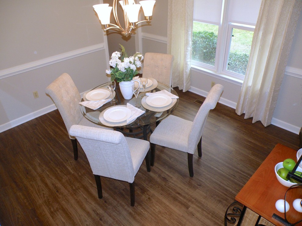 Idee per una sala da pranzo aperta verso la cucina classica di medie dimensioni con pareti beige, pavimento in vinile e nessun camino