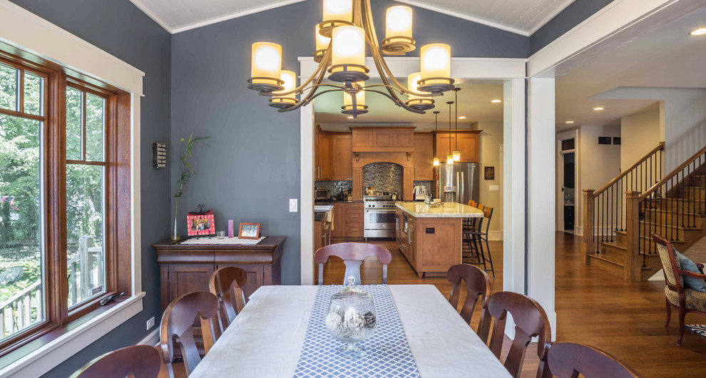 На фото: кухня-столовая среднего размера в стиле кантри с синими стенами, паркетным полом среднего тона, коричневым полом, потолком из вагонки и обоями на стенах без камина