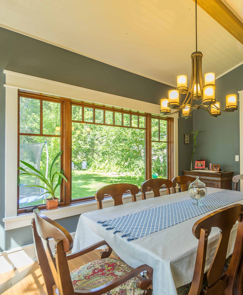 Imagen de comedor de cocina blanco de estilo americano de tamaño medio sin chimenea con paredes azules, suelo de madera en tonos medios, suelo marrón, machihembrado y papel pintado