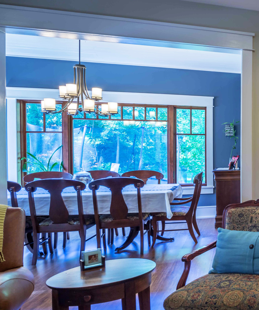 Inspiration för mellanstora amerikanska kök med matplatser, med blå väggar, mellanmörkt trägolv och brunt golv