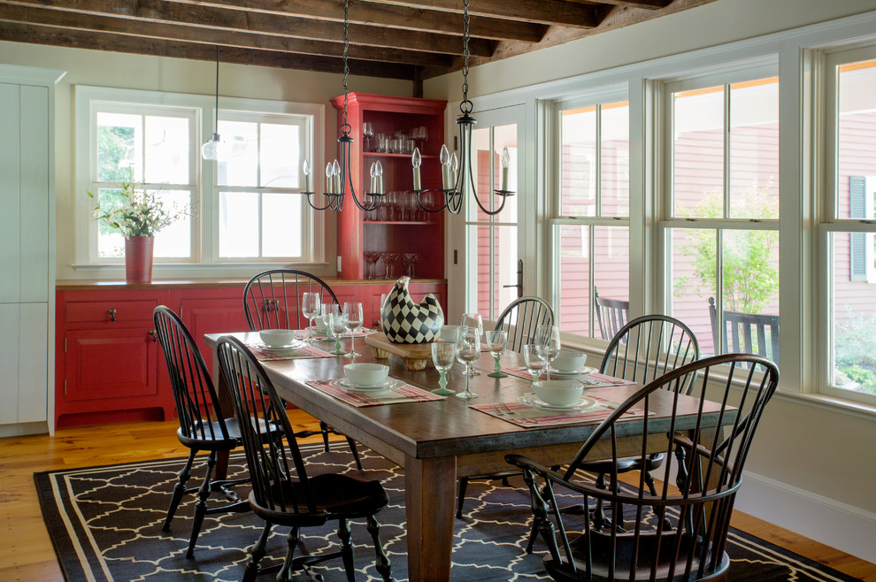 Mittelgroßes Landhausstil Esszimmer mit beiger Wandfarbe und braunem Holzboden in Boston
