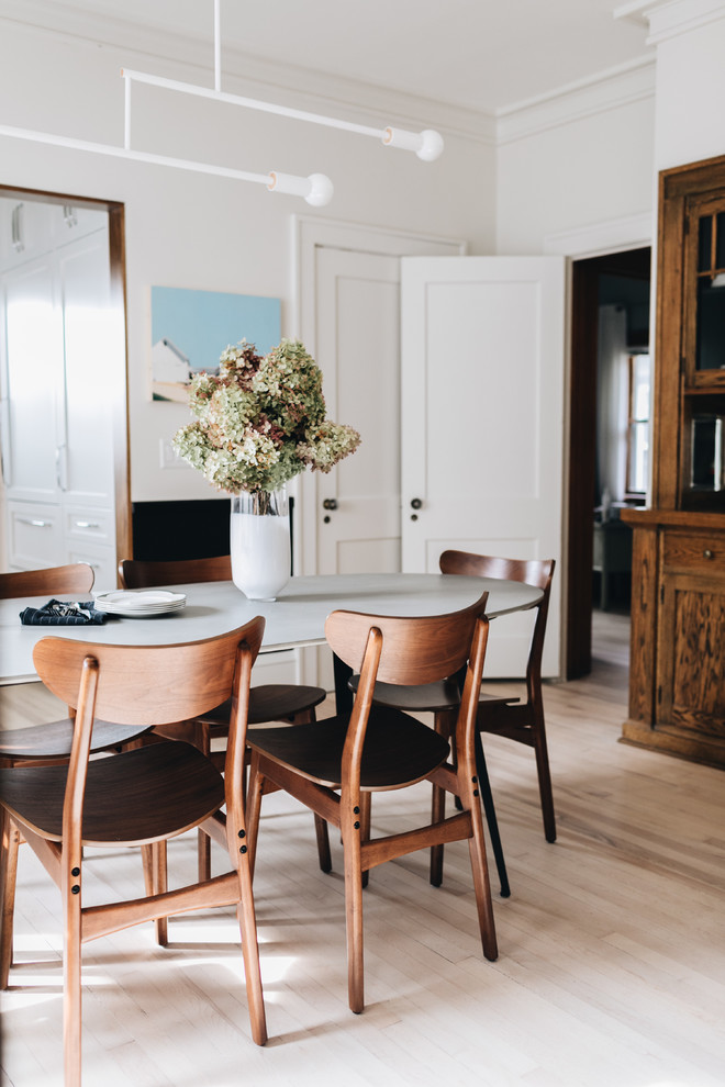 Mittelgroße Skandinavische Wohnküche mit weißer Wandfarbe, hellem Holzboden, Kamin, Kaminumrandung aus Stein und weißem Boden in Minneapolis