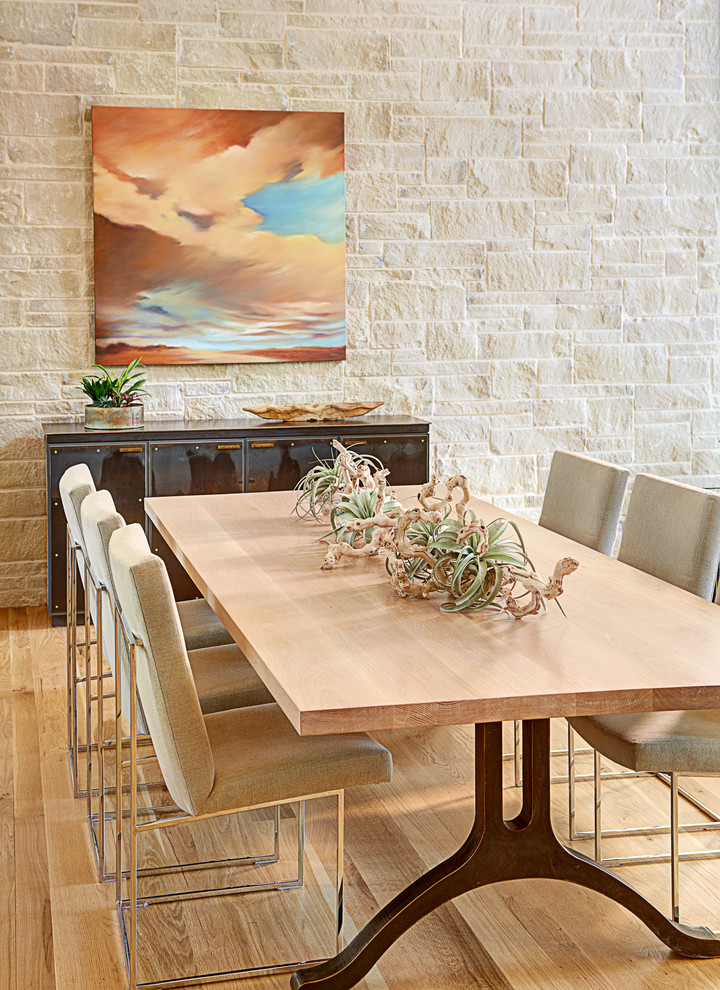 Réalisation d'une grande salle à manger ouverte sur le salon minimaliste avec un mur blanc et parquet clair.