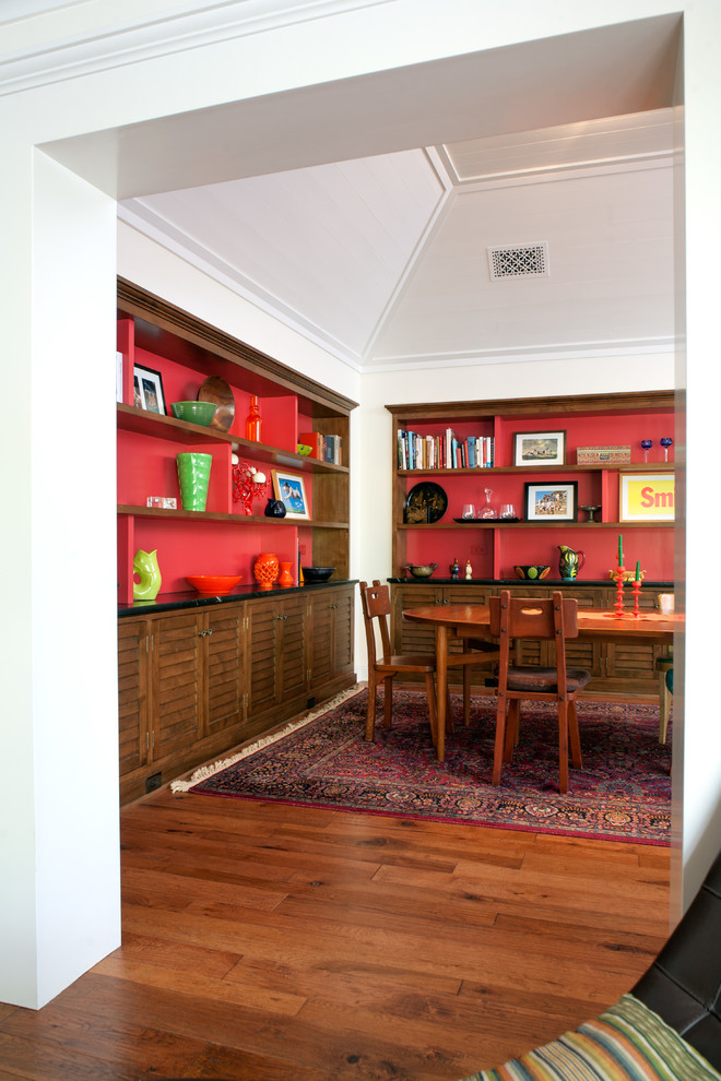 Ispirazione per una grande sala da pranzo aperta verso la cucina classica con pareti bianche e pavimento in legno massello medio