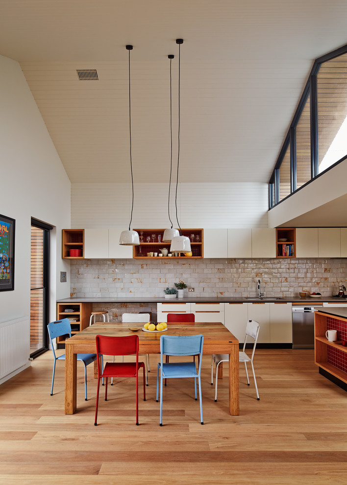 Modernes Esszimmer mit weißer Wandfarbe und braunem Holzboden in Melbourne