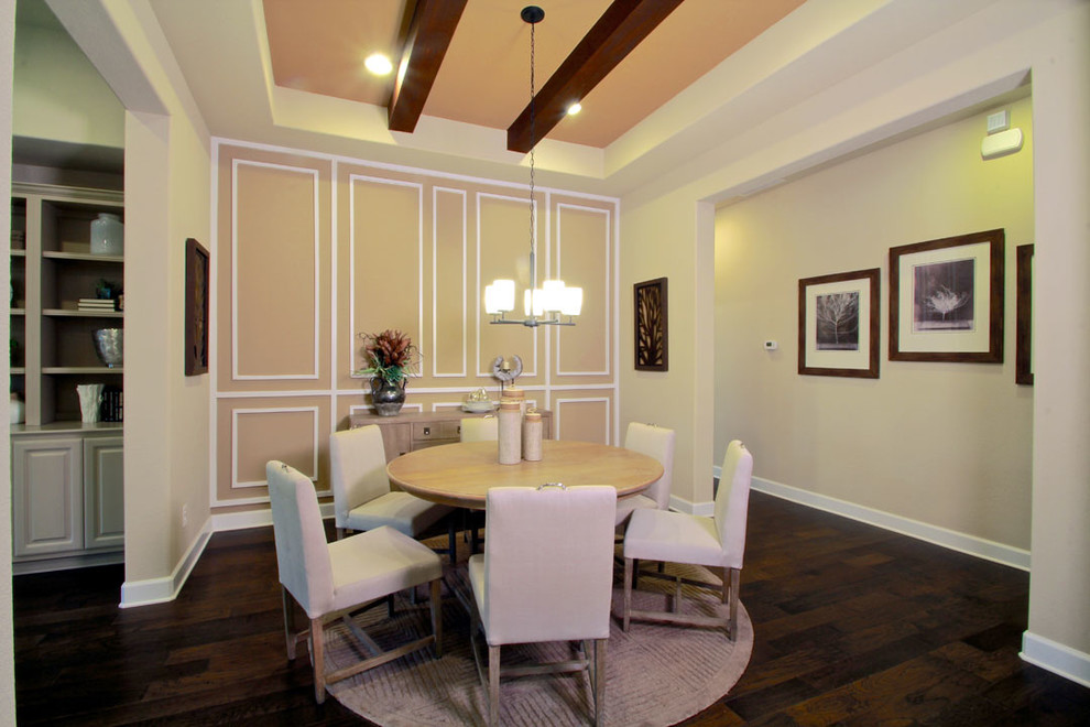 Ispirazione per una sala da pranzo classica di medie dimensioni con pareti beige e parquet scuro