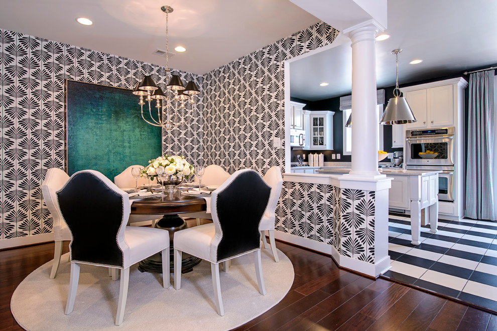 Idée de décoration pour une salle à manger design avec un mur multicolore, parquet foncé et un sol marron.