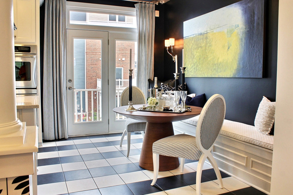Esempio di una sala da pranzo aperta verso la cucina contemporanea con pareti nere e pavimento con piastrelle in ceramica