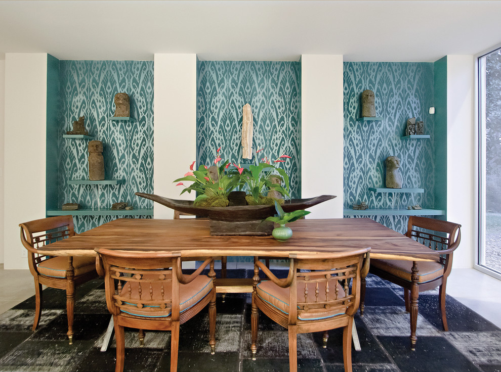 Inspiration pour une salle à manger design avec un mur bleu.