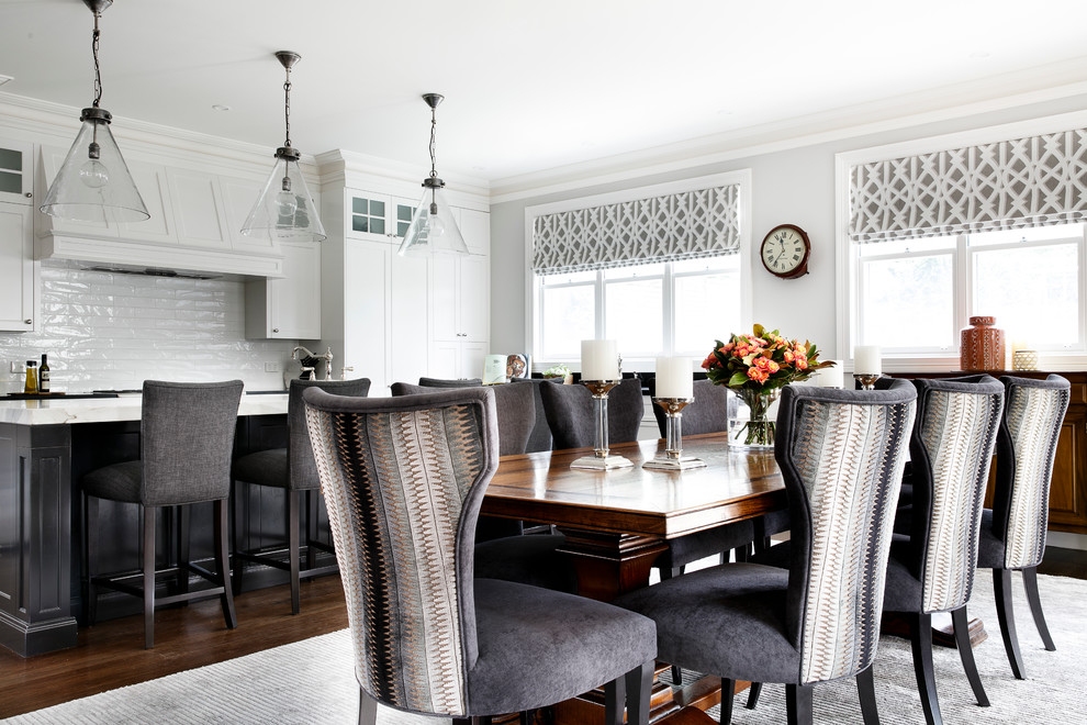 Источник вдохновения для домашнего уюта: столовая в классическом стиле с серыми стенами и паркетным полом среднего тона