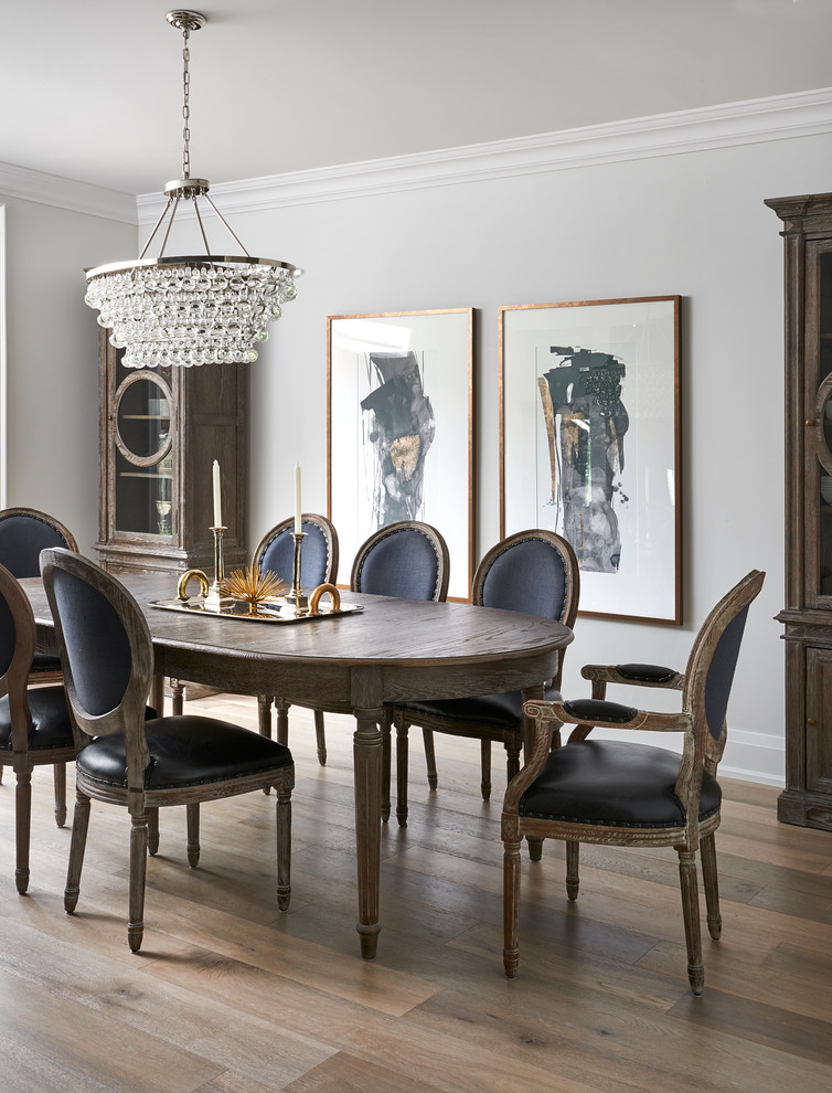 Пример оригинального дизайна: отдельная столовая среднего размера в классическом стиле с серыми стенами, темным паркетным полом и коричневым полом без камина