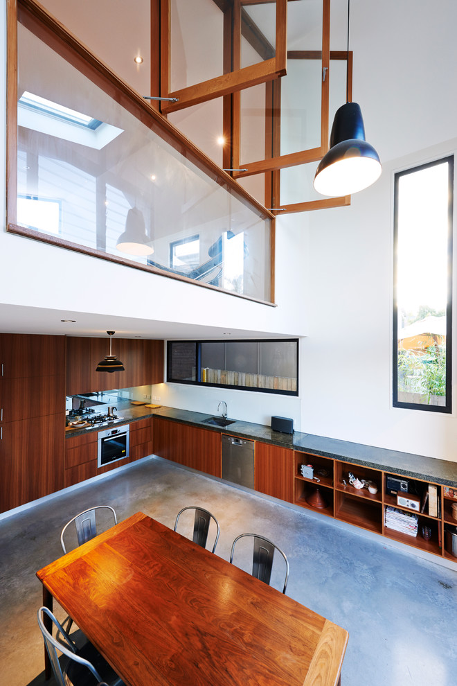 Стильный дизайн: столовая в современном стиле с бетонным полом и белыми стенами - последний тренд