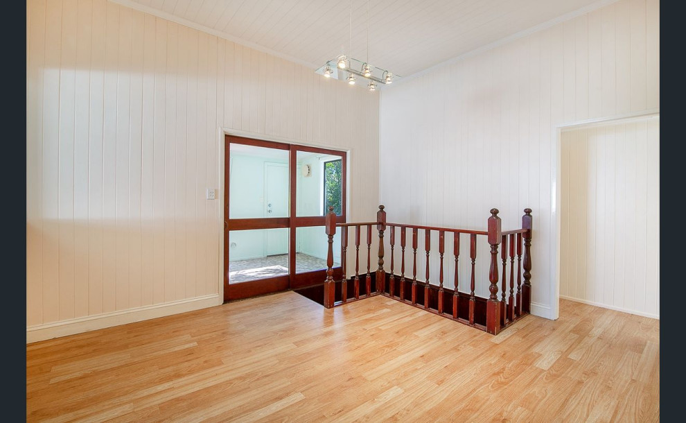 Geschlossenes, Mittelgroßes Stilmix Esszimmer mit weißer Wandfarbe, hellem Holzboden, Holzdecke und Holzwänden in Brisbane