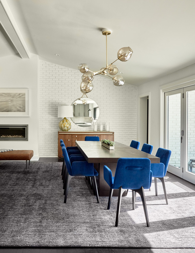 Immagine di una sala da pranzo aperta verso il soggiorno moderna con pareti bianche