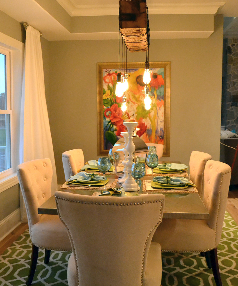 Ispirazione per una sala da pranzo country con pareti verdi e parquet chiaro