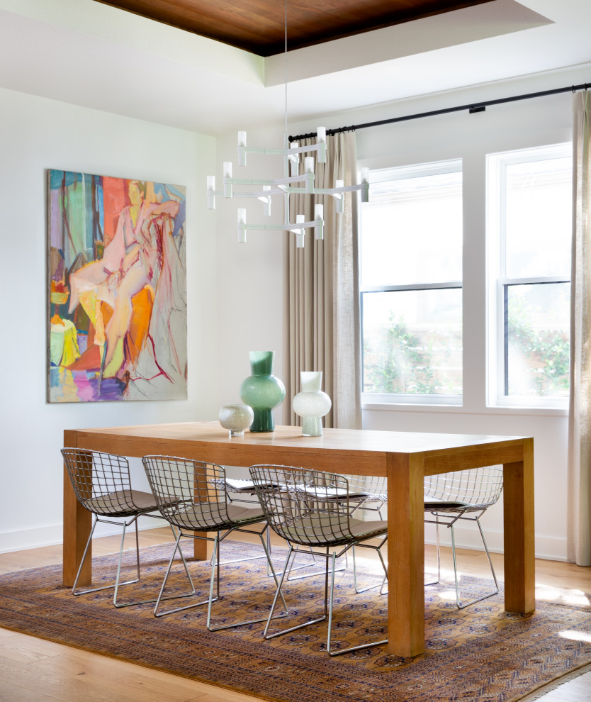 Cette photo montre une salle à manger ouverte sur la cuisine tendance de taille moyenne avec un mur blanc, un plafond en bois, un plafond décaissé, parquet clair et un sol beige.