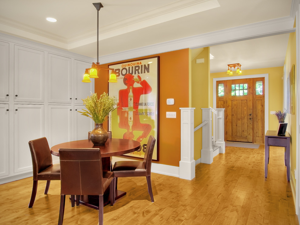 Kleine Rustikale Wohnküche ohne Kamin mit oranger Wandfarbe und hellem Holzboden in Seattle