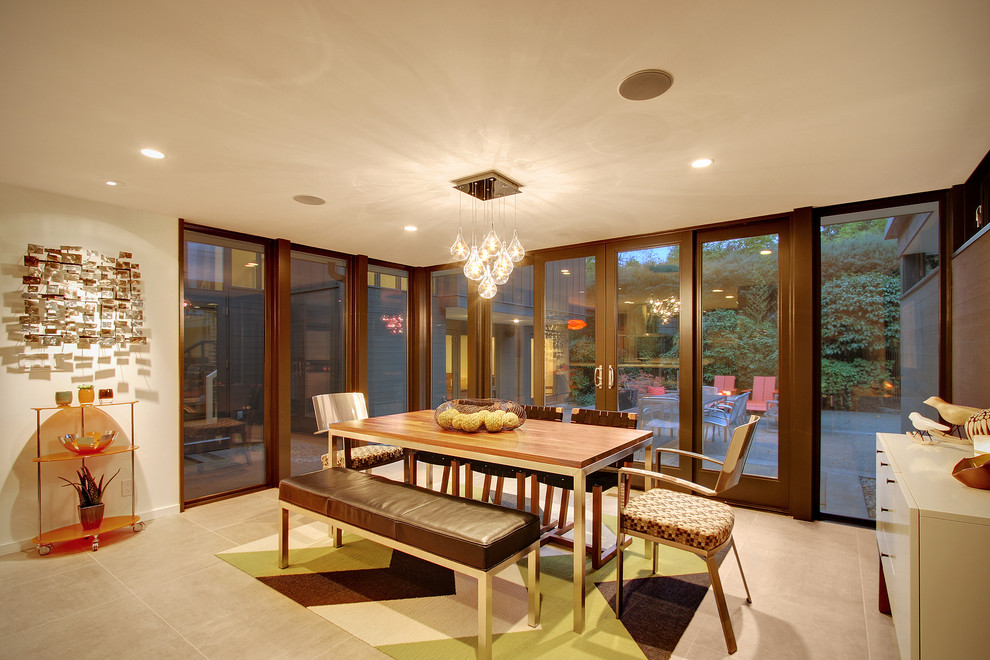 Mittelgroße Retro Wohnküche ohne Kamin mit beiger Wandfarbe, Betonboden und grauem Boden in Seattle