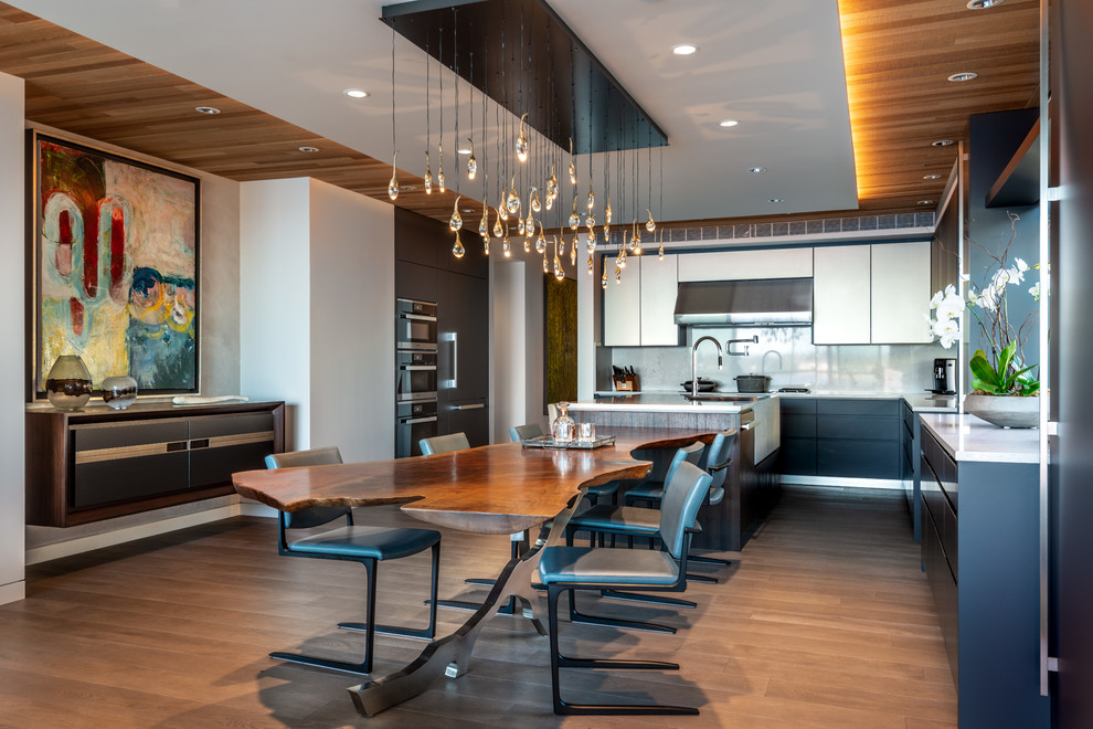Moderne Wohnküche mit weißer Wandfarbe, braunem Holzboden und braunem Boden in Seattle