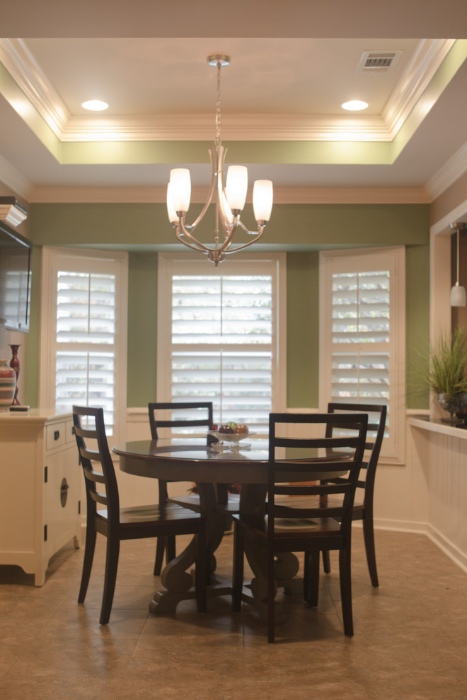Ispirazione per una sala da pranzo aperta verso la cucina classica di medie dimensioni con pareti verdi, nessun camino, pavimento in legno massello medio e pavimento marrone