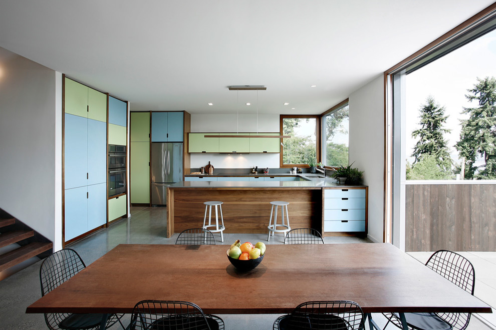 Идея дизайна: кухня-столовая в современном стиле с белыми стенами и бетонным полом