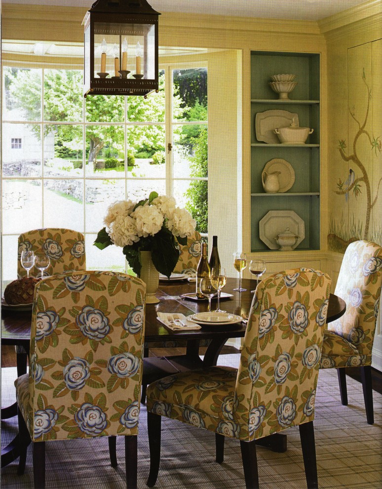 Ispirazione per una sala da pranzo classica chiusa e di medie dimensioni con pareti gialle e moquette