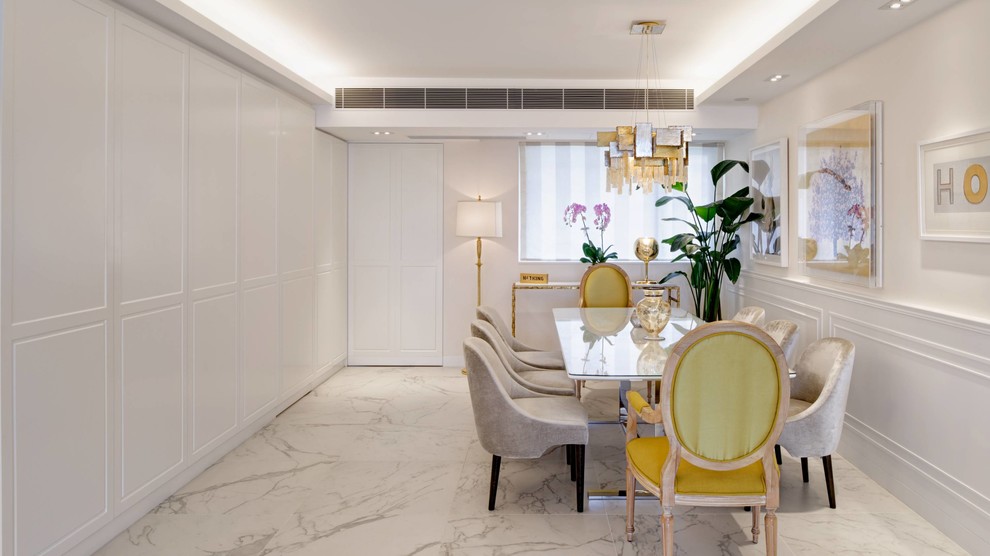 Geschlossenes Modernes Esszimmer mit weißer Wandfarbe und Marmorboden in Hongkong