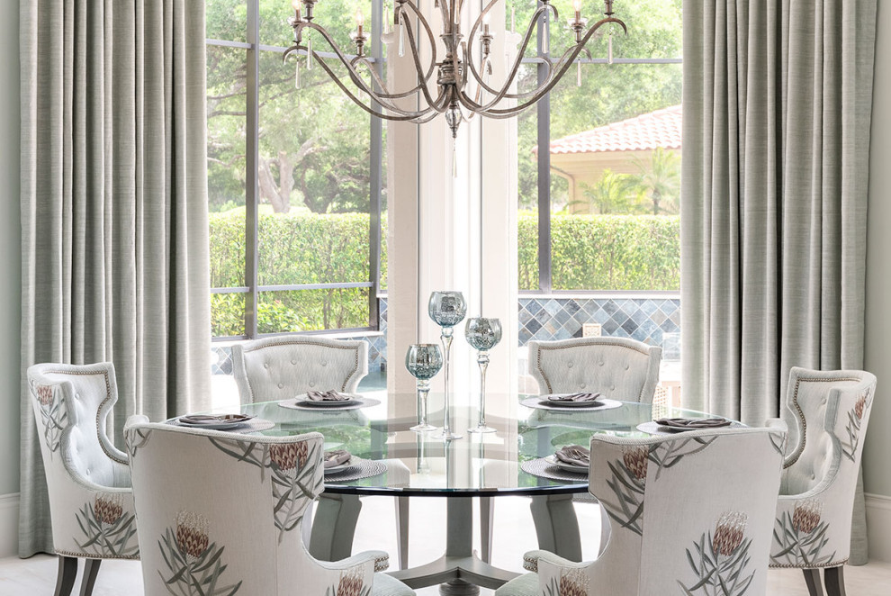 Свежая идея для дизайна: столовая в средиземноморском стиле с с кухонным уголком - отличное фото интерьера