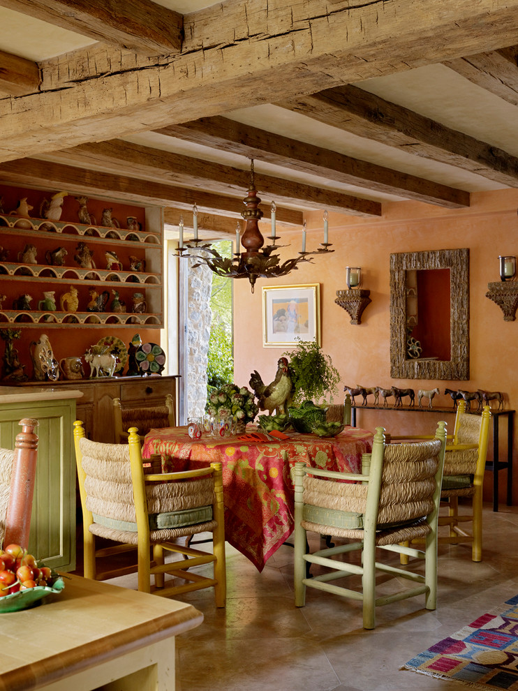 Idées déco pour une salle à manger ouverte sur la cuisine méditerranéenne avec un mur orange.