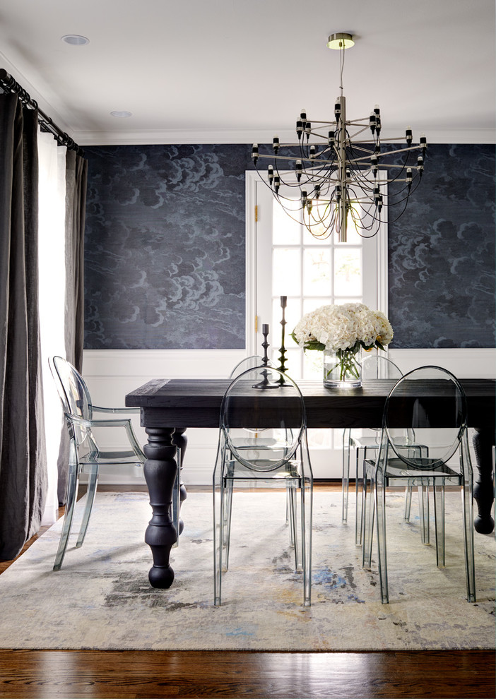 Idées déco pour une salle à manger classique fermée et de taille moyenne avec un mur bleu, aucune cheminée, un sol marron et parquet foncé.