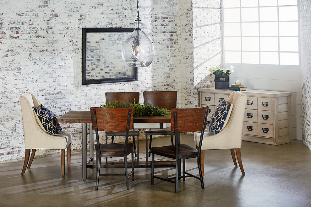 Стильный дизайн: столовая в стиле лофт с белыми стенами и бетонным полом без камина - последний тренд